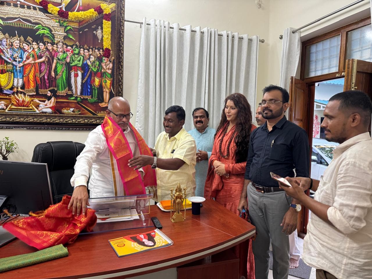 ఒక అధికారిని సన్మానిస్తున్న TASS ప్రతినిధులు