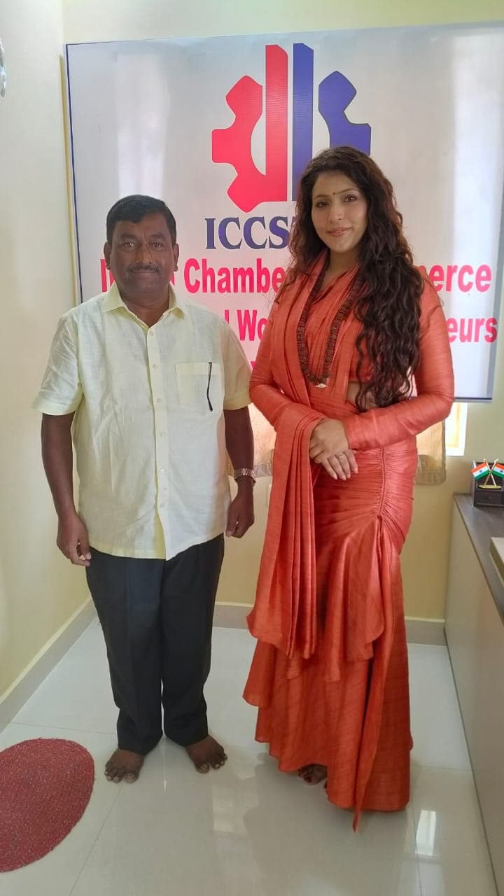 సన్మాన కార్యక్రమంలో పైలట్తో TASS సభ్యులు